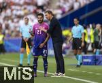 19.06.2024, Fussball UEFA EURO 2024, Vorrunde, 2.Spieltag, Deutschland - Ungarn, in der Stuttgart Arena. Trainer Julian Nagelsmann (Deutschland) flstert Ilkay Gndogan (Deutschland) was ins Ohr

