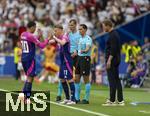 19.06.2024, Fussball UEFA EURO 2024, Vorrunde, 2.Spieltag, Deutschland - Ungarn, in der Stuttgart Arena. v.l. Jamal Musiala (Deutschland) geht aus dem Spiel fr ihn kommt Chris Jan Fhrich (Deutschland) . Trainer Julian Nagelsmann (Deutschland) 

