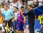 19.06.2024, Fussball UEFA EURO 2024, Vorrunde, 2.Spieltag, Deutschland - Ungarn, in der Stuttgart Arena. v.l. Jamal Musiala (Deutschland) und  Trainer Julian Nagelsmann (Deutschland) klatschen ab

