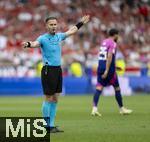 19.06.2024, Fussball UEFA EURO 2024, Vorrunde, 2.Spieltag, Deutschland - Ungarn, in der Stuttgart Arena. Schiedsrichter Danny Makkelie (Holland) gestikuliert,

