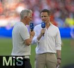 19.06.2024, Fussball UEFA EURO 2024, Vorrunde, 2.Spieltag, Deutschland - Ungarn, in der Stuttgart Arena. Bastian Schweinsteiger und Alexander Bommes am Spielfeldrand bei der Live-Moderation.
 
