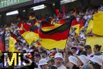 19.06.2024, Fussball UEFA EURO 2024, Vorrunde, 2.Spieltag, Deutschland - Ungarn, in der Stuttgart Arena. Fhnchen mit den Deutschen Farben werden von den Fans geschwenkt  

