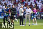 19.06.2024, Fussball UEFA EURO 2024, Vorrunde, 2.Spieltag, Deutschland - Ungarn, in der Stuttgart Arena. Bastian Schweinsteiger und Alexander Bommes auf dem Platz bei der Live-Moderation.

