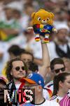 19.06.2024, Fussball UEFA EURO 2024, Vorrunde, 2.Spieltag, Deutschland - Ungarn, in der Stuttgart Arena. Deutscher Fan hebt das EM-Maskottchen als Plschtier in der Hand 

