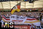 19.06.2024, Fussball UEFA EURO 2024, Vorrunde, 2.Spieltag, Deutschland - Ungarn, in der Stuttgart Arena. Fhnchen mit den Deutschen Farben werden von den Fans geschwenkt , Wir alle gemeinsam fr ein Ziel

