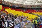 19.06.2024, Fussball UEFA EURO 2024, Vorrunde, 2.Spieltag, Deutschland - Ungarn, in der Stuttgart Arena. Fhnchen mit den Deutschen Farben werden von den Fans geschwenkt 

