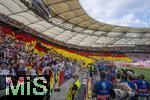 19.06.2024, Fussball UEFA EURO 2024, Vorrunde, 2.Spieltag, Deutschland - Ungarn, in der Stuttgart Arena. Fhnchen mit den Deutschen Farben werden von den Fans geschwenkt 

