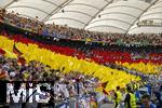 19.06.2024, Fussball UEFA EURO 2024, Vorrunde, 2.Spieltag, Deutschland - Ungarn, in der Stuttgart Arena. Fhnchen mit den Deutschen Farben werden von den Fans geschwenkt 

