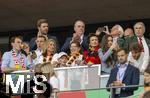 19.06.2024, Fussball UEFA EURO 2024, Vorrunde, 2.Spieltag, Deutschland - Ungarn, in der Stuttgart Arena. Unter den Zuschauern: Milliardr Clemens Tnnies (mitte oben, Fleischproduzent), mit seinem Sohn Maximilian Tnnies (li. oben). 

