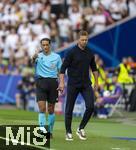 19.06.2024, Fussball UEFA EURO 2024, Vorrunde, 2.Spieltag, Deutschland - Ungarn, in der Stuttgart Arena. v.li: Vierter Offizieller Serdar Gzbyk (NED) schickt Trainer Julian Nagelsmann (Deutschland) weg 

