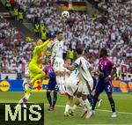 19.06.2024, Fussball UEFA EURO 2024, Vorrunde, 2.Spieltag, Deutschland - Ungarn, in der Stuttgart Arena. Torwart Peter Gulacsi (li, Ungarn) boxt den Ball weg, Barnabas Varga (Ungarn) Antonio Rdiger (Deutschland) 

