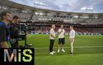 19.06.2024, Fussball UEFA EURO 2024, Vorrunde, 2.Spieltag, Deutschland - Ungarn, in der Stuttgart Arena. Nach dem Spiel, v.li: Bastian Schweinsteiger, Trainer Julian Nagelsmann (Deutschland), Alexander Bommes (ARD-Moderator) beim Interview am Spielfeldrand.

