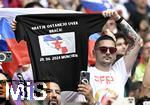 20.06.2024, Fussball UEFA EURO 2024, Vorrunde, Gruppe C, Slowenien - Serbien, in der Fuball Arena Mnchen. 
Fan hlt ein Shirt in die Hhe