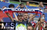 20.06.2024, Fussball UEFA EURO 2024, Vorrunde, Gruppe C, Slowenien - Serbien, in der Fuball Arena Mnchen. Der Slovene hlt den Schal in die Hhe.

