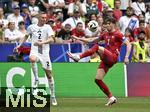 20.06.2024, Fussball UEFA EURO 2024, Vorrunde, Gruppe C, Slowenien - Serbien, in der Fuball Arena Mnchen. v.l. Zan Karnicnik (Slowenien) gegen Dusan Vlahovic (Serbien) 

