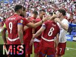 20.06.2024, Fussball UEFA EURO 2024, Vorrunde, Gruppe C, Slowenien - Serbien, in der Fuball Arena Mnchen. jubeln um Luka Jovic (Serbien) herum

