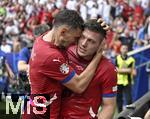 20.06.2024, Fussball UEFA EURO 2024, Vorrunde, Gruppe C, Slowenien - Serbien, in der Fuball Arena Mnchen. v.l. Milos Veljkovic (Serbien) und Luka Jovic (Serbien) jubeln

