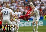 20.06.2024, Fussball UEFA EURO 2024, Vorrunde, Gruppe C, Slowenien - Serbien, in der Fuball Arena Mnchen.  Fallrckzieher von Luka Jovic (Serbien) gegen Zan Karnicnik (re, Slowenien) 

