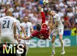 20.06.2024, Fussball UEFA EURO 2024, Vorrunde, Gruppe C, Slowenien - Serbien, in der Fuball Arena Mnchen.  Fallrckzieher von Luka Jovic (Serbien) gegen Zan Karnicnik (re, Slowenien) 

