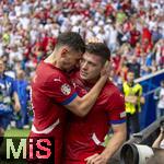 20.06.2024, Fussball UEFA EURO 2024, Vorrunde, Gruppe C, Slowenien - Serbien, in der Fuball Arena Mnchen.  Torjubel Luka Jovic (re, Serbien) nach seinem Tor zum 1:1 Ausgleich mit Milos Veljkovic (Serbien) 

