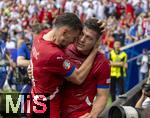 20.06.2024, Fussball UEFA EURO 2024, Vorrunde, Gruppe C, Slowenien - Serbien, in der Fuball Arena Mnchen.  Torjubel Luka Jovic (re, Serbien) nach seinem Tor zum 1:1 Ausgleich mit Milos Veljkovic (Serbien) 

