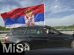 20.06.2024, Fussball UEFA EURO 2024, Vorrunde, Gruppe C, Slowenien - Serbien, in der Fuball Arena Mnchen.  Nach dem Spiel reisen die Serben und Slowenen massenhaft mit den Autos zurck in ihre Heimatlnder auf der Autobahn A8 richtung Sdeuropa, dem Balkan. Einer hat eine riesige Serbische Nationalflagge aus dem Schiebedach seines BMW gesteckt.

