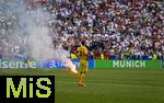 20.06.2024, Fussball UEFA EURO 2024, Vorrunde, Gruppe C, Slowenien - Serbien, in der Fuball Arena Mnchen.  Pyros brennen auf dem Platz nach dem Treffer der Serben, Jan Oblak (Slowenien) steht daneben.

