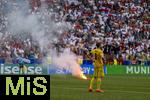 20.06.2024, Fussball UEFA EURO 2024, Vorrunde, Gruppe C, Slowenien - Serbien, in der Fuball Arena Mnchen.  Pyros brennen auf dem Platz nach dem Treffer der Serben, Jan Oblak (Slowenien) steht daneben.

