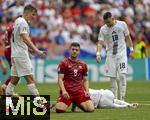 20.06.2024, Fussball UEFA EURO 2024, Vorrunde, Gruppe C, Slowenien - Serbien, in der Fuball Arena Mnchen.  Luka Jovic (Serbien) am Boden 

