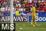 20.06.2024, Fussball UEFA EURO 2024, Vorrunde, Gruppe C, Slowenien - Serbien, in der Fuball Arena Mnchen. Nach dem Spiel liegen massenweise leere Bierbecher auf dem Rasen.  Jan Oblak (Slowenien) 

