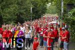 23.06.2024, Fussball UEFA EURO 2024, Vorrunde, 3.Spieltag, Deutschland - Schweiz, in der Frankfurt-Arena in Frankfurt am Main, Schweizer und Deutsche Fans vor dem Spiel vor dem Stadion
