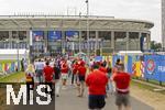 23.06.2024, Fussball UEFA EURO 2024, Vorrunde, 3.Spieltag, Deutschland - Schweiz, in der Frankfurt-Arena in Frankfurt am Main, Schweizer und Deutsche Fans vor dem Spiel vor dem Stadion
