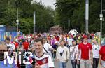 23.06.2024, Fussball UEFA EURO 2024, Vorrunde, 3.Spieltag, Deutschland - Schweiz, in der Frankfurt-Arena in Frankfurt am Main, Schweizer und Deutsche Fans vor dem Spiel vor dem Stadion
