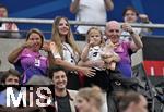 23.06.2024, Fussball UEFA EURO 2024, Vorrunde, 3.Spieltag, Deutschland - Schweiz, in der Frankfurt-Arena in Frankfurt am Main, Lisa Fllkrug (Deutschland) und Familie von Niclas Fllkrug (Deutschland) 
