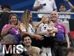 23.06.2024, Fussball UEFA EURO 2024, Vorrunde, 3.Spieltag, Deutschland - Schweiz, in der Frankfurt-Arena in Frankfurt am Main, Lisa Fllkrug (Deutschland) und Familie von Niclas Fllkrug (Deutschland) 
