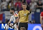 23.06.2024, Fussball UEFA EURO 2024, Vorrunde, 3.Spieltag, Deutschland - Schweiz, in der Frankfurt-Arena in Frankfurt am Main, Schiedsrichter Daniele Orsato (Italien) gestikuliert.
