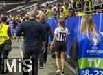 23.06.2024, Fussball UEFA EURO 2024, Vorrunde, 3.Spieltag, Deutschland - Schweiz, in der Frankfurt-Arena in Frankfurt am Main,  Nach dem Spiel mchte Lena Wurzenberger (Deutschland) die Freundin von Trainer Julian Nagelsmann (Deutschland) den Moment mit Freund Julian alleine verbringen und versteckt sich vor den Fotografen hinter einer Mauer im Innenraum.  DFB-Ordner begleiten sie zurck.