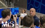 23.06.2024, Fussball UEFA EURO 2024, Vorrunde, 3.Spieltag, Deutschland - Schweiz, in der Frankfurt-Arena in Frankfurt am Main,  Nach dem Spiel mchte Lena Wurzenberger (Deutschland) die Freundin von Trainer Julian Nagelsmann (Deutschland) den Moment mit Freund Julian alleine verbringen und versteckt sich vor den Fotografen hinter einer Mauer im Innenraum. 
