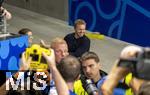 23.06.2024, Fussball UEFA EURO 2024, Vorrunde, 3.Spieltag, Deutschland - Schweiz, in der Frankfurt-Arena in Frankfurt am Main,  Nach dem Spiel mchte Lena Wurzenberger (Deutschland) die Freundin von Trainer Julian Nagelsmann (Deutschland) den Moment mit Freund Julian alleine verbringen und versteckt sich vor den Fotografen hinter einer Mauer im Innenraum fr das Siegerksschen