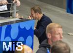 23.06.2024, Fussball UEFA EURO 2024, Vorrunde, 3.Spieltag, Deutschland - Schweiz, in der Frankfurt-Arena in Frankfurt am Main,  Nach dem Spiel mchte Lena Wurzenberger (Deutschland) die Freundin von Trainer Julian Nagelsmann (Deutschland) den Moment mit Freund Julian alleine verbringen und versteckt sich vor den Fotografen hinter einer Mauer im Innenraum.  Nach dem Siegerksschen wischt Lena ihrem Julian die Schwarz-Rot-Goldene Schminke vom Gesicht.