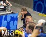 23.06.2024, Fussball UEFA EURO 2024, Vorrunde, 3.Spieltag, Deutschland - Schweiz, in der Frankfurt-Arena in Frankfurt am Main,  Nach dem Spiel mchte Lena Wurzenberger (Deutschland) die Freundin von Trainer Julian Nagelsmann (Deutschland) den Moment mit Freund Julian alleine verbringen und versteckt sich vor den Fotografen hinter einer Mauer im Innenraum.  Nach dem Siegerksschen wischt Lena ihrem Julian die Schwarz-Rot-Goldene Schminke vom Gesicht.