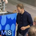 23.06.2024, Fussball UEFA EURO 2024, Vorrunde, 3.Spieltag, Deutschland - Schweiz, in der Frankfurt-Arena in Frankfurt am Main,  Nach dem Spiel mchte Lena Wurzenberger (Deutschland) die Freundin von Trainer Julian Nagelsmann (Deutschland) den Moment mit Freund Julian alleine verbringen und versteckt sich vor den Fotografen hinter einer Mauer im Innenraum.  Nach dem Siegerksschen wischt Lena ihrem Julian die Schwarz-Rot-Goldene Schminke vom Gesicht.