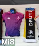 23.06.2024, Fussball UEFA EURO 2024, Vorrunde, 3.Spieltag, Schweiz - Deutschland, in der Frankfurt-Arena in Frankfurt am Main, Pinkes Deutschland-Trikot fr 100 Euro zum Verkauf im Fanshop.
