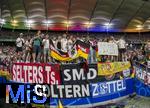 23.06.2024, Fussball UEFA EURO 2024, Vorrunde, 3.Spieltag, Schweiz - Deutschland, in der Frankfurt-Arena in Frankfurt am Main,  Deutsche Fans feiern den Erfolg mit ihren Landesflaggen 
