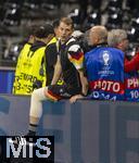 23.06.2024, Fussball UEFA EURO 2024, Vorrunde, 3.Spieltag, Schweiz - Deutschland, in der Frankfurt-Arena in Frankfurt am Main, Nach dem Spiel, Torwart Manuel Neuer (li, Deutschland) mit Bandage am linken Bein, re: Fotografe (Dennis Brosda)
