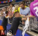 23.06.2024, Fussball UEFA EURO 2024, Vorrunde, 3.Spieltag, Schweiz - Deutschland, in der Frankfurt-Arena in Frankfurt am Main,  nach dem Spiel, Toni Kroos (Deutschland) bei seinem Kumpel Klaas Heufer-Umlauf (blaues Shirt).
