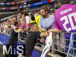 23.06.2024, Fussball UEFA EURO 2024, Vorrunde, 3.Spieltag, Schweiz - Deutschland, in der Frankfurt-Arena in Frankfurt am Main,  nach dem Spiel, Toni Kroos (Deutschland) bei seinem Kumpel Klaas Heufer-Umlauf (blaues Shirt).
