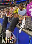 23.06.2024, Fussball UEFA EURO 2024, Vorrunde, 3.Spieltag, Schweiz - Deutschland, in der Frankfurt-Arena in Frankfurt am Main,  nach dem Spiel, Toni Kroos (Deutschland) bei seinem Kumpel Klaas Heufer-Umlauf (blaues Shirt).
