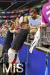 23.06.2024, Fussball UEFA EURO 2024, Vorrunde, 3.Spieltag, Schweiz - Deutschland, in der Frankfurt-Arena in Frankfurt am Main,  nach dem Spiel, Toni Kroos (Deutschland) bei seinem Kumpel Klaas Heufer-Umlauf (blaues Shirt).
