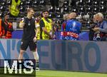 23.06.2024, Fussball UEFA EURO 2024, Vorrunde, 3.Spieltag, Schweiz - Deutschland, in der Frankfurt-Arena in Frankfurt am Main, Nach dem Spiel, Torwart Manuel Neuer (li, Deutschland) luft mit Bandage am linken Bein ber den Platz, nebenher scherzt er noch mit den Fotografen (Dennis Brosda)
